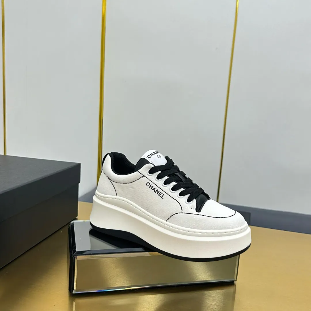 👟👟Ex-factory price 600👟👟 Upgraded version, upgraded version, upgraded version! No rebuttal accepted! ! ! ! Chanel Chanel panda shoes! 2025 counter's top casual sports shoes. This classic design; the upper is electro-embroidered with a variety of techniques; the outsole is fashionable and sporty; the unusual inclusion of a variety of color matching elements... The diversified mix and match is very good-looking and versatile, and can be used for leisure, fashion, sports, and outdoor... ꫛꫀꪝ Go➫ Materials: ❶Upper made of: original imported first-layer silk cowhide + original waterproof cloth + original first-layer cowhide ❷Inner lining: Original Yangli+Net ❸Outsole based on: Original TPU combination outsole Counter boutique packaging complete set for women 35–41 👉 👉